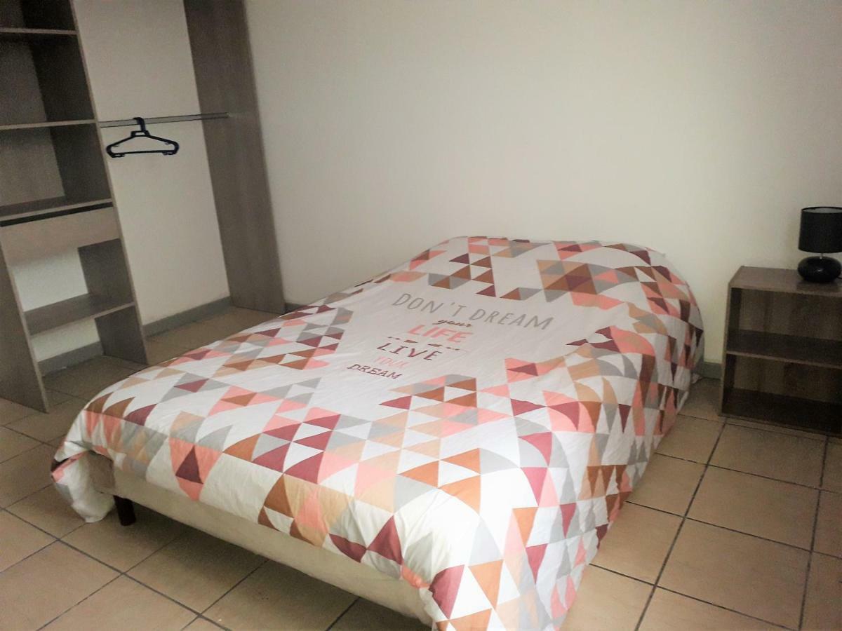 Pusignan Appart Comme Chez Soi מראה חיצוני תמונה